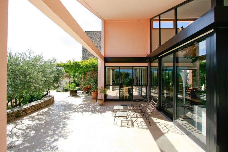 Gordes, exceptionnelle maison contemporaine avec vue, jardin paysager